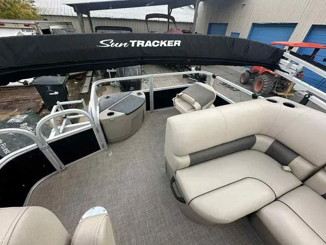 Slide: The Image of Sun Tracker Fishin' Barge 20 DLX 2021 - 14