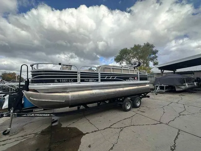 Slide: The Image of Sun Tracker Fishin' Barge 20 DLX 2021 - 16