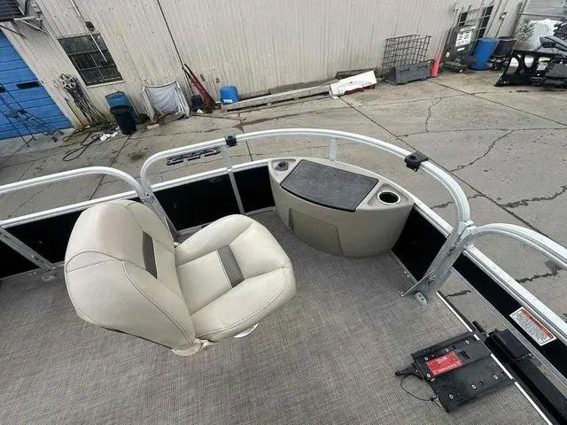 Slide: The Image of Sun Tracker Fishin' Barge 20 DLX 2021 - 5