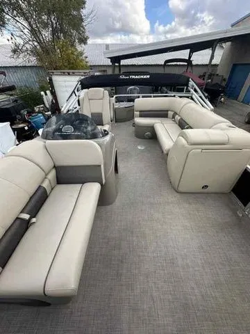 Slide: The Image of Sun Tracker Fishin' Barge 20 DLX 2021 - 6