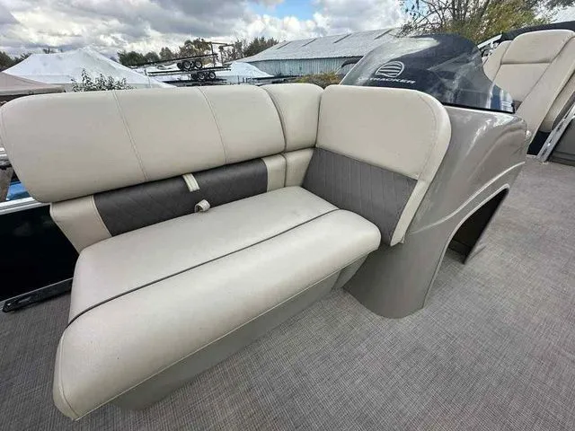 Slide: The Image of Sun Tracker Fishin' Barge 20 DLX 2021 - 7