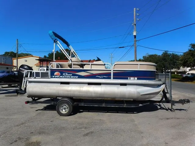 The Image of Sun Tracker Bass Buggy 18 DLX 2019 - 1