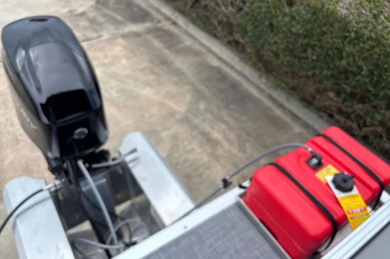 Slide: The Image of Outboard motor and red fuel tank on 2026 Sun Tracker Party Barge 16 DLX. - 28