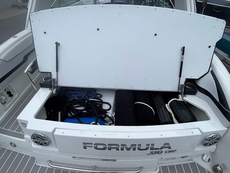 Slide: The Image of 2020 Formula 350 Crossover Bowrider 32 - 32