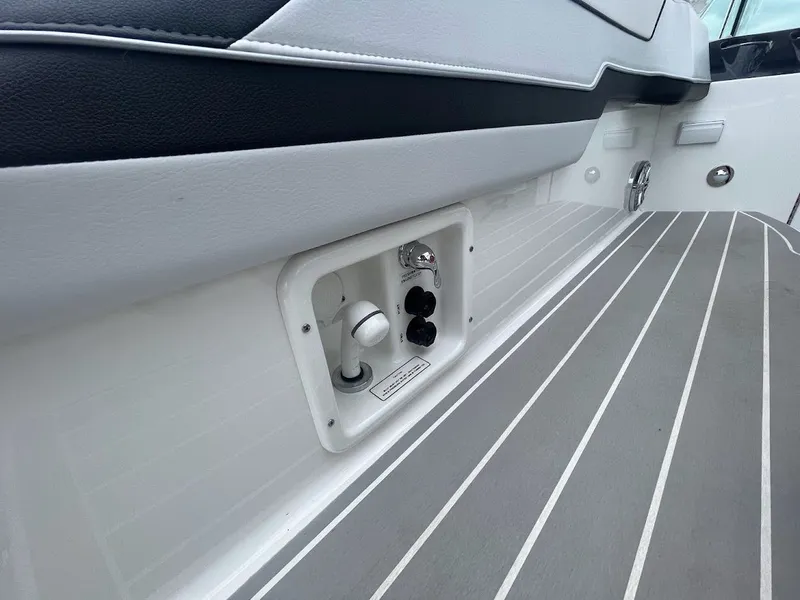 Slide: The Image of 2020 Formula 350 Crossover Bowrider 6 - 6