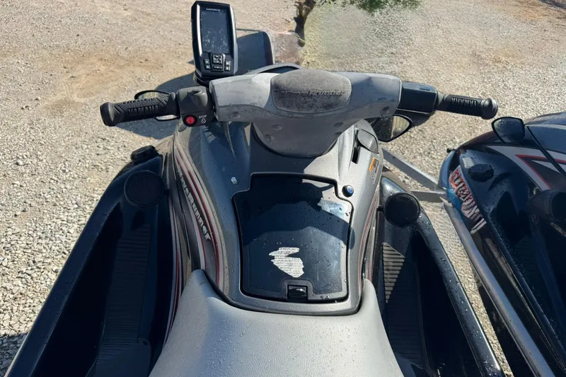 Slide: The Image of 2007 Yamaha WaveRunner VX Cruiser jet ski with handlebars and control panel. - 7