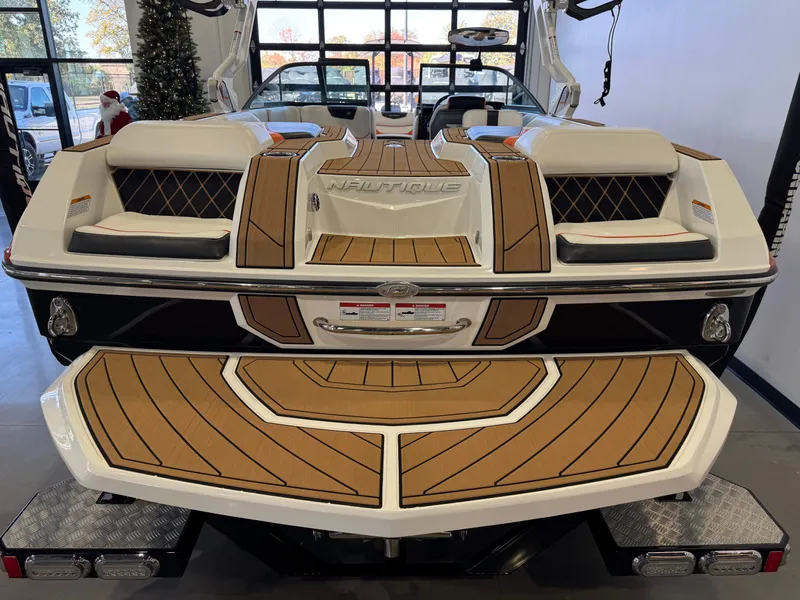 Slide: The Image of Correct Craft Super Air Nautique GS22 2017 - 8