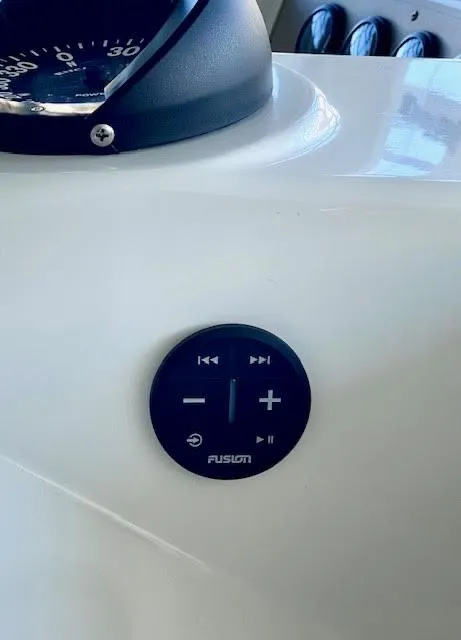 Slide: The Image of Control panel on 1999 Carver 456 Aft Cabin Motor Yacht dashboard. - 18