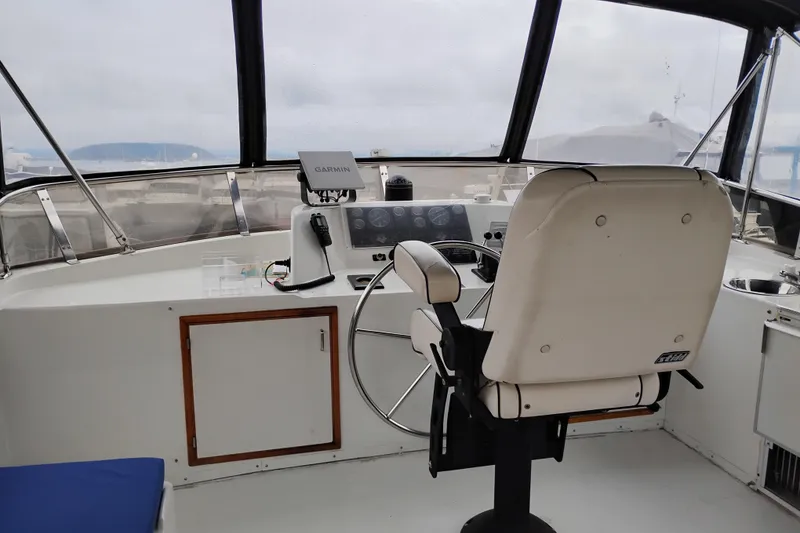 Slide: The Image of Helm of 1991 Jefferson 48 Rivanna Sundeck yacht with Garmin navigation system. - 17