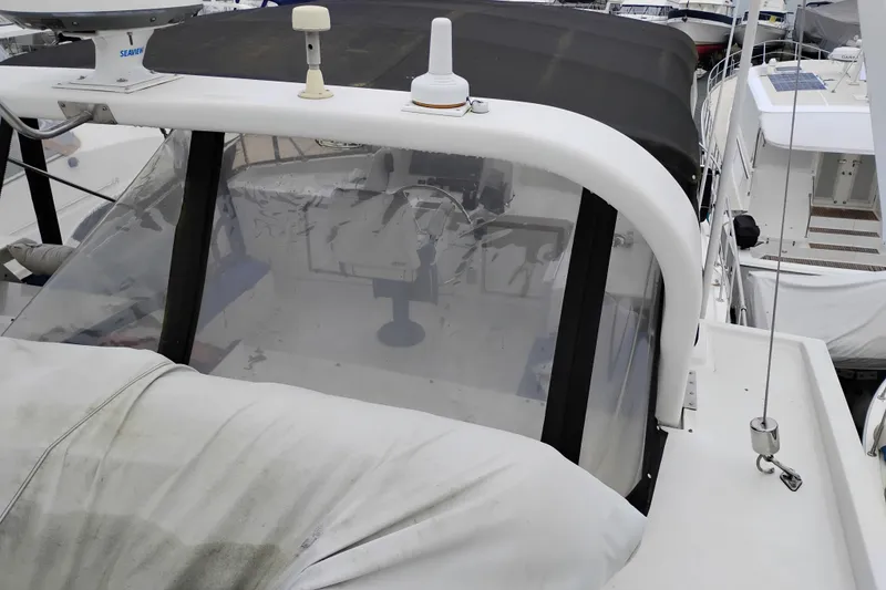 Slide: The Image of 1991 Jefferson 48 Rivanna Sundeck yacht with covered cockpit and navigation equipment. - 89