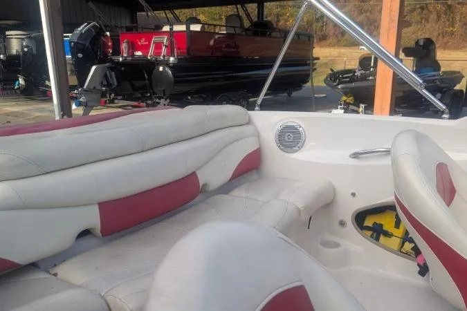 Slide: The Image of Interior of 2011 Tahoe Q5L I/O boat with red and white seating. - 13