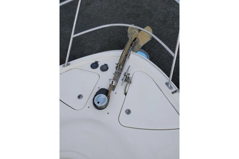 Slide: The Image of Bow of 2004 Meridian 459 Motoryacht with anchor and deck fittings. - 84