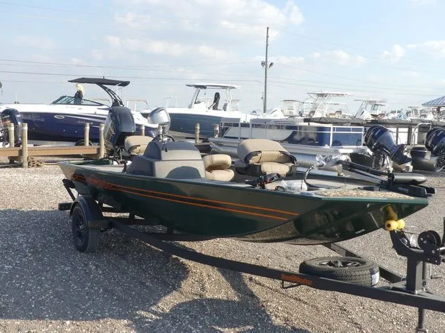 Slide: The Image of Tracker Bass Tracker Classic Limited 2026 - 3