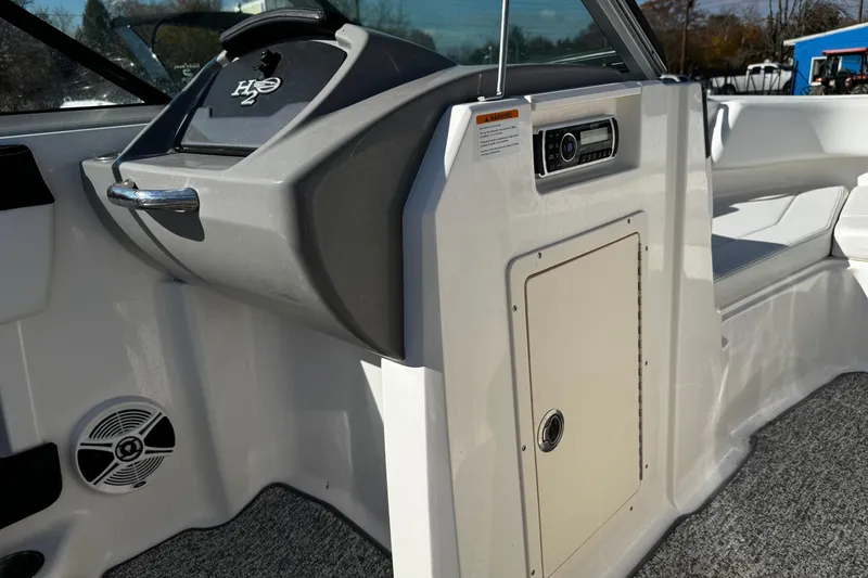 Slide: The Image of Interior of 2016 Chaparral 21 H2O Sport boat with dashboard and seating. - 37