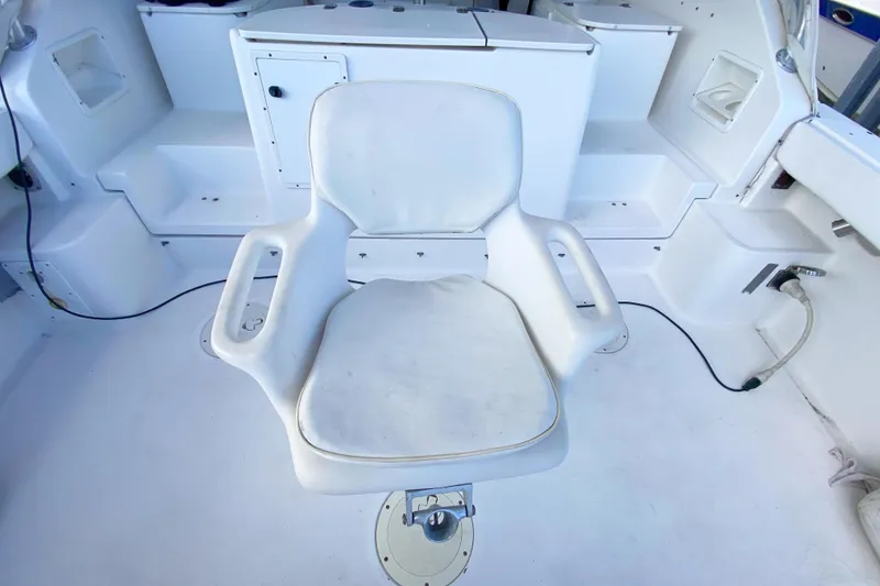 Slide: The Image of White captain's chair on 2001 Pursuit 3000 Offshore boat deck. - 32