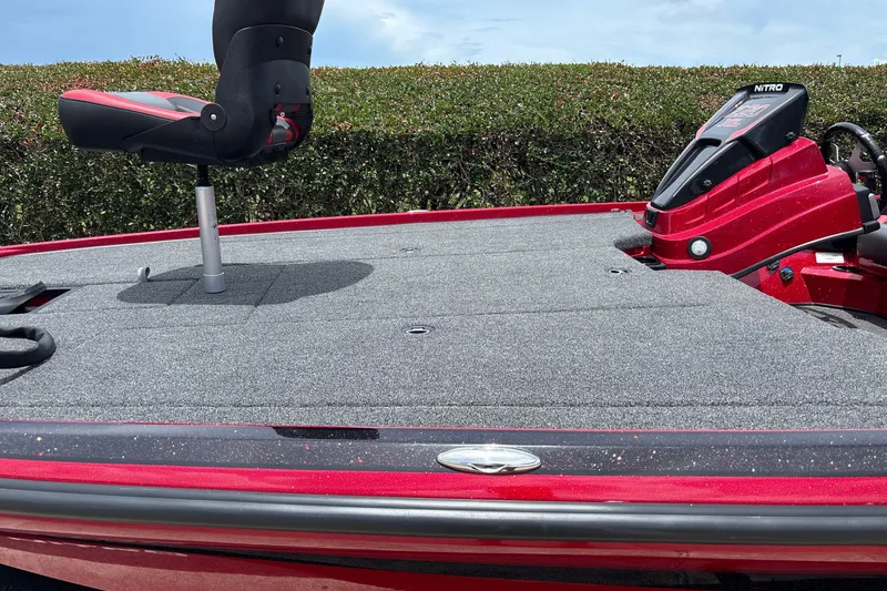 Slide: The Image of Red 2026 Nitro Z20 XL boat deck with seat and motor, against a hedge background. - 10