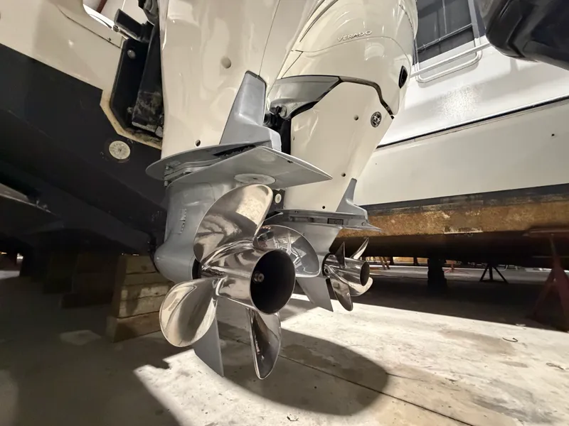 Slide: The Image of Boston Whaler OUTRAGE 33 2018 - 15