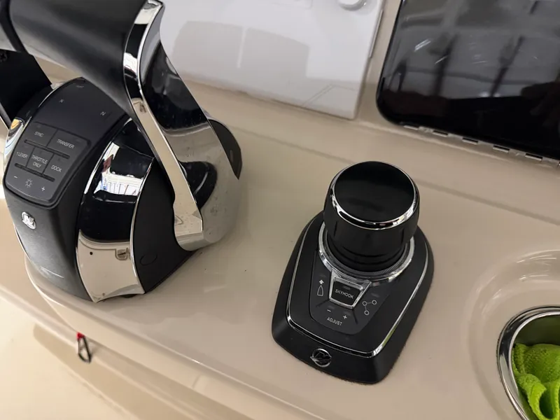 Slide: The Image of Boston Whaler OUTRAGE 33 2018 - 19