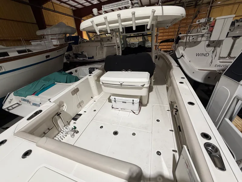 Slide: The Image of Boston Whaler OUTRAGE 33 2018 - 20