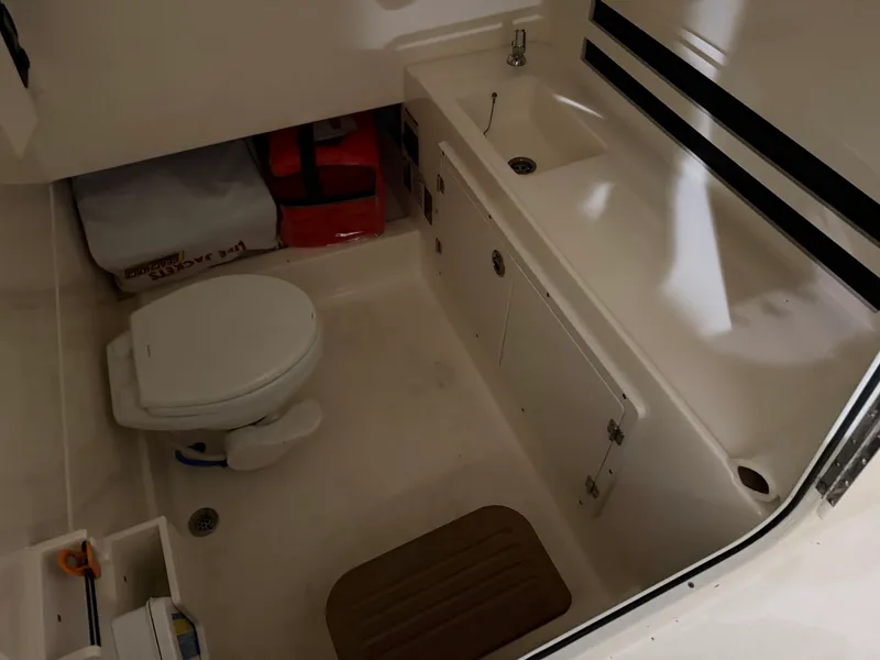 Slide: The Image of Boston Whaler OUTRAGE 33 2018 - 23