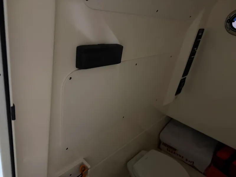 Slide: The Image of Boston Whaler OUTRAGE 33 2018 - 25