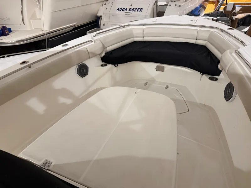 Slide: The Image of Boston Whaler OUTRAGE 33 2018 - 26