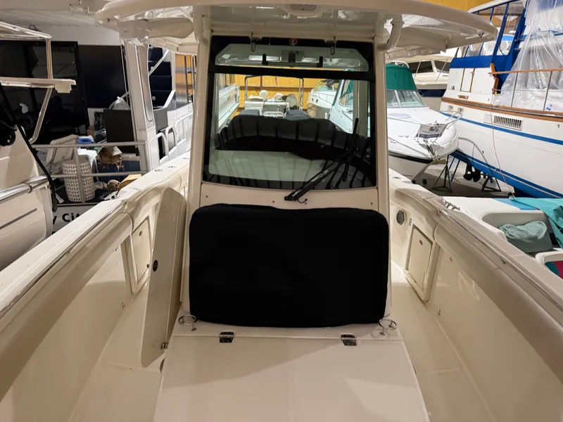 Slide: The Image of Boston Whaler OUTRAGE 33 2018 - 28