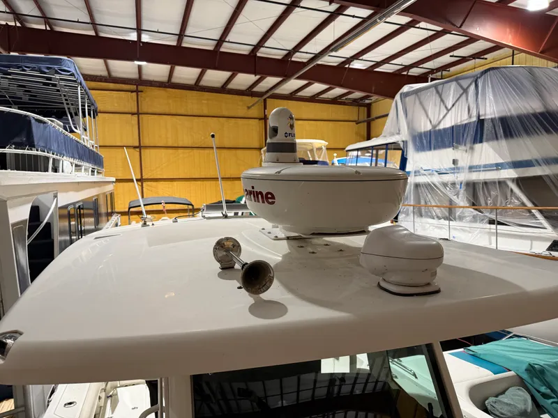 Slide: The Image of Boston Whaler OUTRAGE 33 2018 - 29