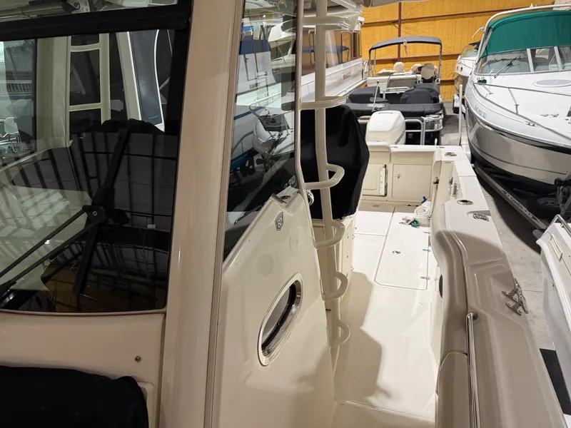 Slide: The Image of Boston Whaler OUTRAGE 33 2018 - 30