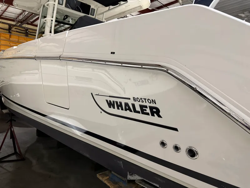 Slide: The Image of Boston Whaler OUTRAGE 33 2018 - 37