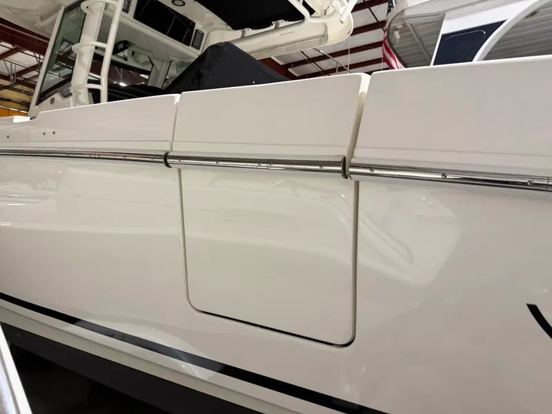 Slide: The Image of Boston Whaler OUTRAGE 33 2018 - 38