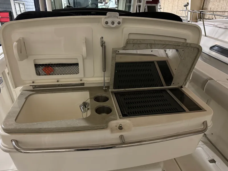 Slide: The Image of Boston Whaler OUTRAGE 33 2018 - 9