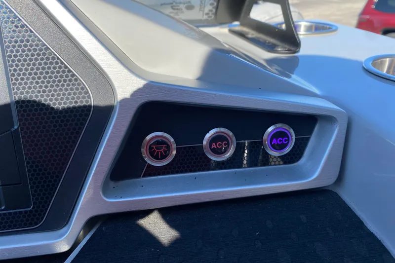 Slide: The Image of Dashboard controls of a 2020 Manitou 25 Oasis SR SHP boat. - 26