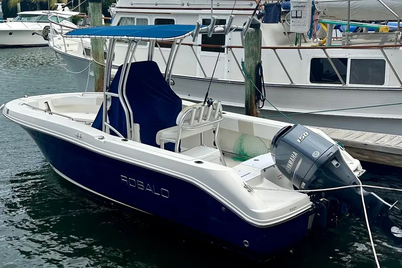 The Image of 2015 Robalo R200 Center Console boat docked with Yamaha 150 engine. - 1