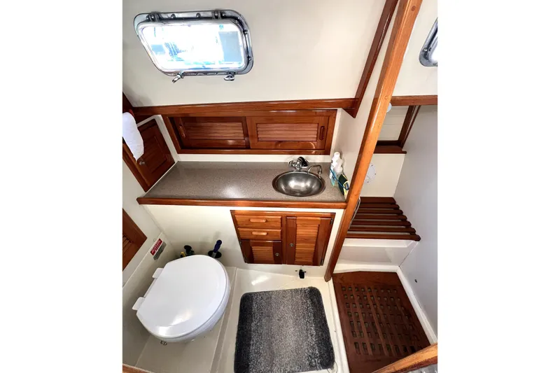 Slide: The Image of 1997 Pacific Seacraft 40 "Serenade" head. - 11