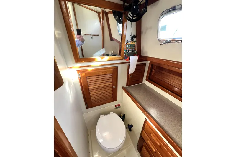 Slide: The Image of 1997 Pacific Seacraft 40 "Serenade" head - 12