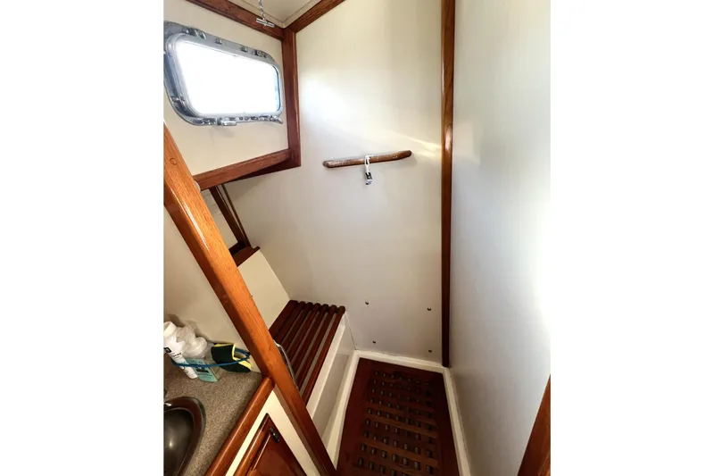 Slide: The Image of 1997 Pacific Seacraft 40 "Serenade" separate shower - 13