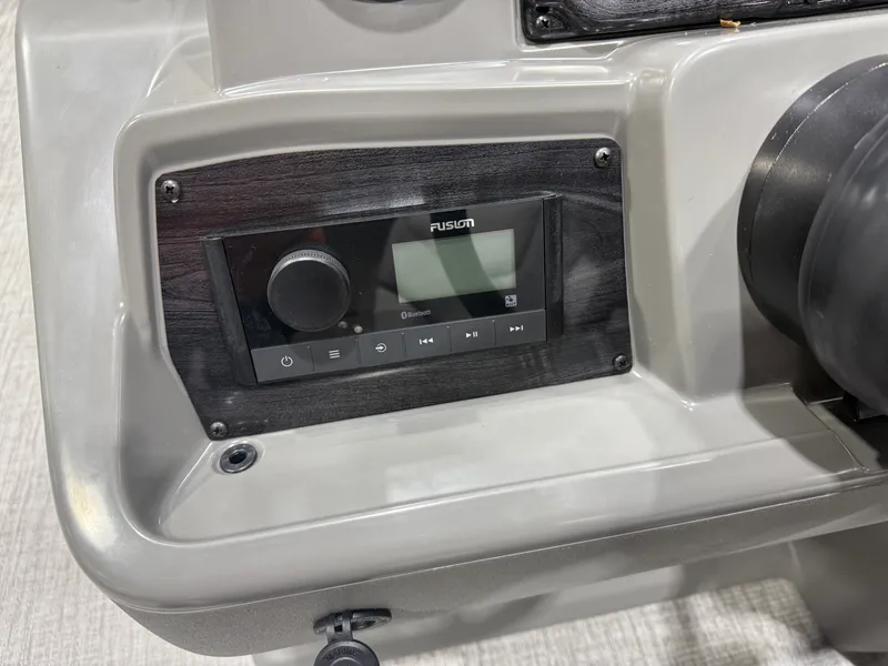 Slide: The Image of Tahoe Sport 2185 Swingback (VRB) & Honda 4-Stroke EFI 2026 - 12