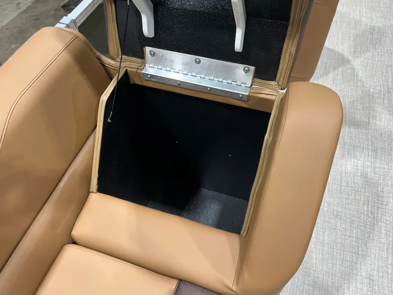 Slide: The Image of Tahoe LTZ 2385 Elite Cruise Tritoon & Honda 4-Stroke EFI 2026 - 16