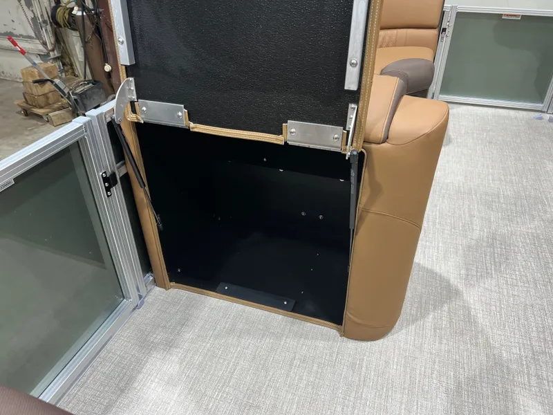 Slide: The Image of Tahoe LTZ 2385 Elite Cruise Tritoon & Honda 4-Stroke EFI 2026 - 18