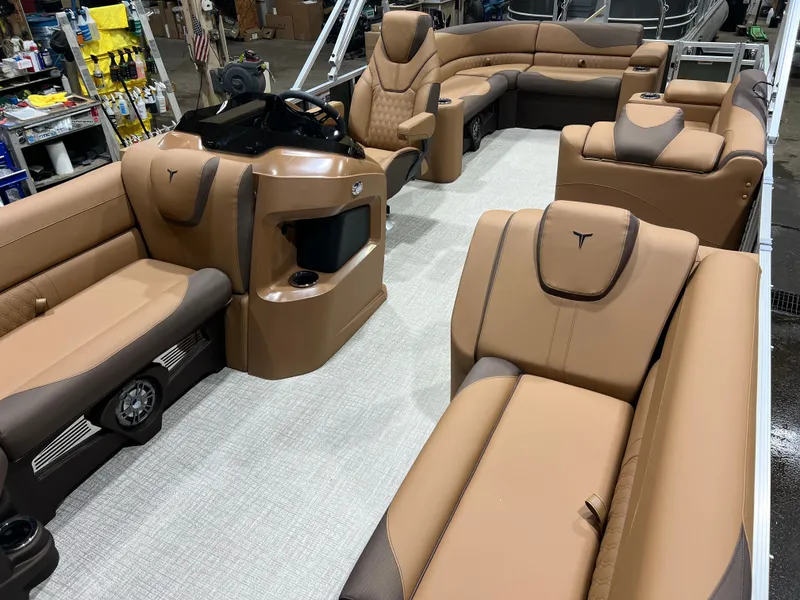 Slide: The Image of Tahoe LTZ 2385 Elite Cruise Tritoon & Honda 4-Stroke EFI 2026 - 19