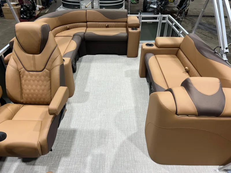 Slide: The Image of Tahoe LTZ 2385 Elite Cruise Tritoon & Honda 4-Stroke EFI 2026 - 8