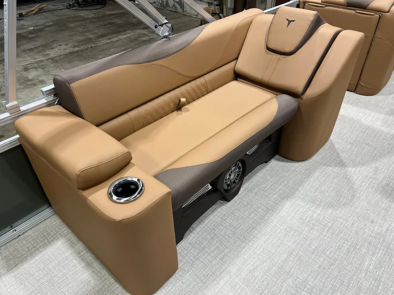 Slide: The Image of Tahoe LTZ 200HP Elite 2385 Tritoon 2026 - 13