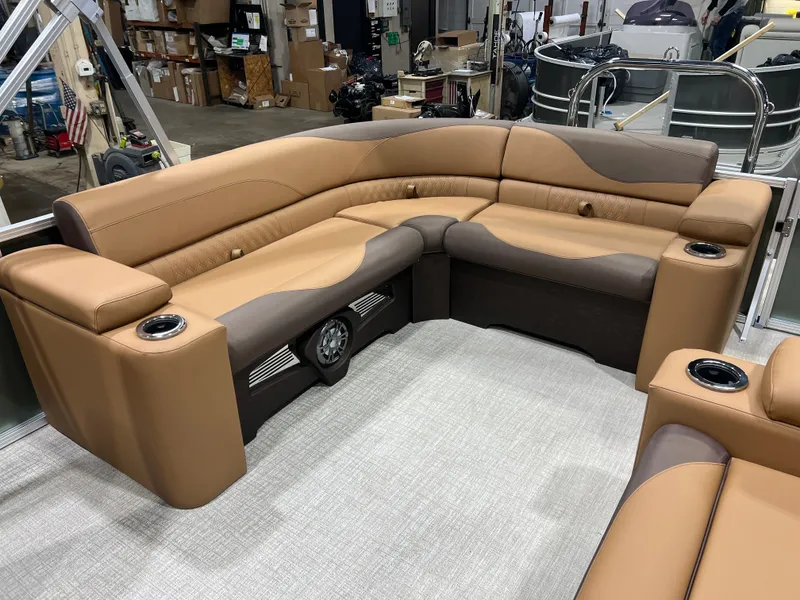 Slide: The Image of Tahoe LTZ 200HP Elite 2385 Tritoon 2026 - 14