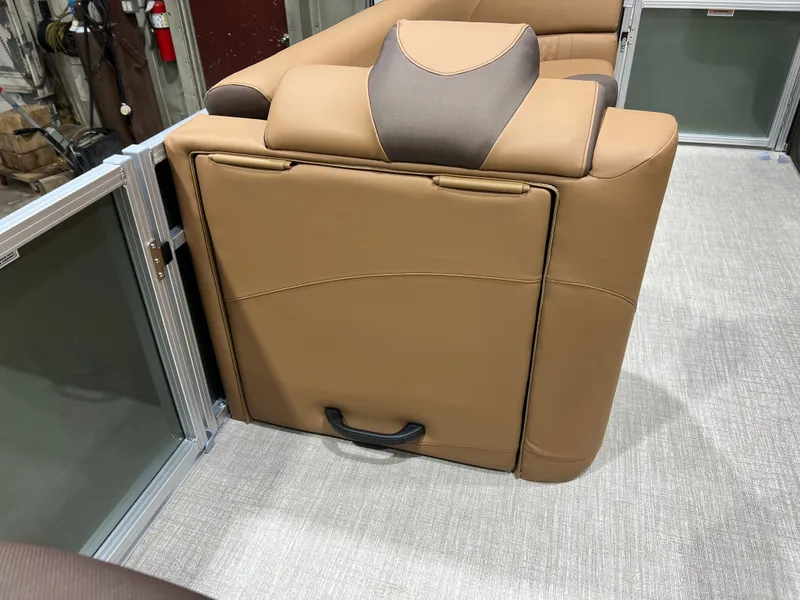 Slide: The Image of Tahoe LTZ 200HP Elite 2385 Tritoon 2026 - 17