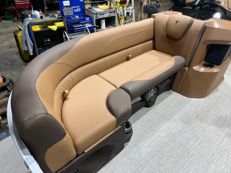 Slide: The Image of Tahoe LTZ 200HP Elite 2385 Tritoon 2026 - 6