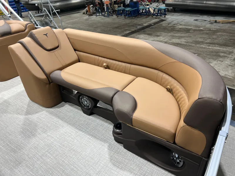 Slide: The Image of Tahoe LTZ 200HP Elite 2385 Tritoon 2026 - 7