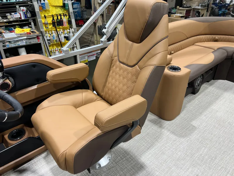 Slide: The Image of Tahoe LTZ 2385 Elite Cruise Tritoon & Honda 4-Stroke EFI 2026 - 10