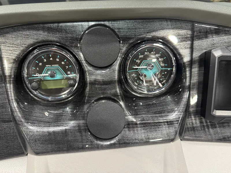 Slide: The Image of Tahoe LTZ 2385 Quad Lounge Tritoon & Honda 4-Stroke EFI 2026 - 15