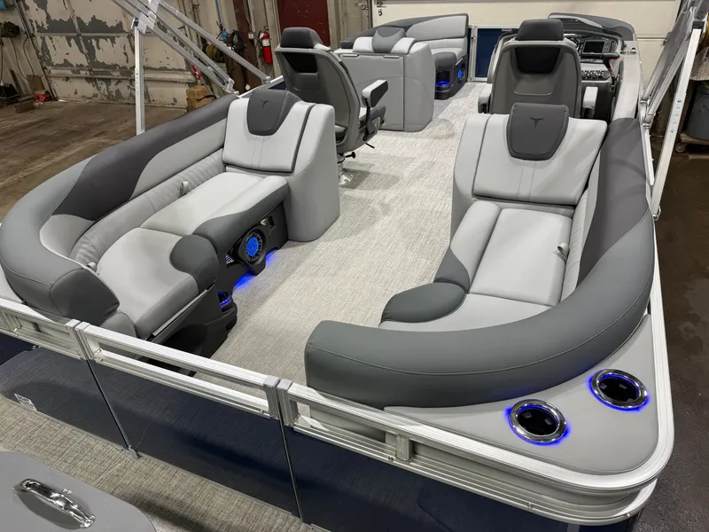 Slide: The Image of Tahoe LTZ 2385 Quad Lounge Tritoon & Honda 4-Stroke EFI 2026 - 21